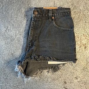 🖤Cheeky Black Levi’s Cut-off Shorts 🖤